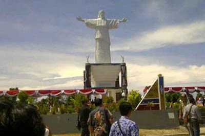 Patung Tuhan Yesus Memberkati di Toraja